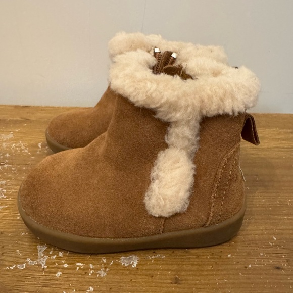 UGG Tan Boots with Cream Fur - Picture 2 of 7